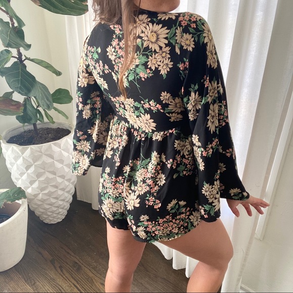 Audrey 3+1 Bell Sleeve Floral Romper - Picture 5 of 9